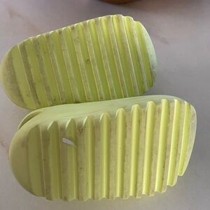 Toddler Yeezy slides with back